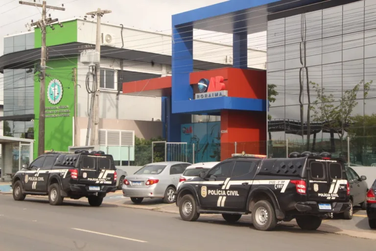 Agentes da Polícia Civil estiveram na sede da OAB-RR para comunicar decisão de suspender direito do advogado de exercer a profissão (Foto: Wenderson Cabral/FolhaBV)