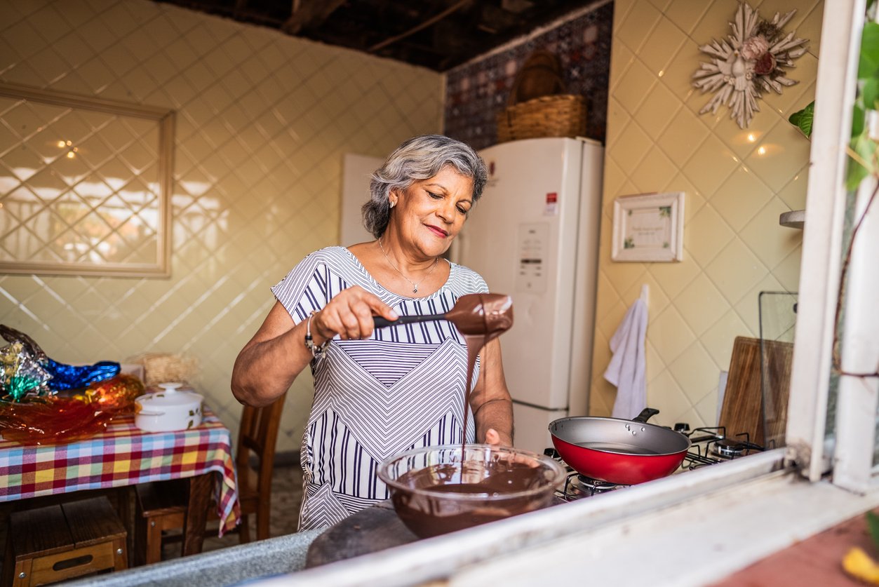senhora idosa fazendo ovos de páscoa