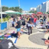 Jovem se junta a multidão horas antes para se preparar para o show de Lady Gaga (Foto: Divulgação)