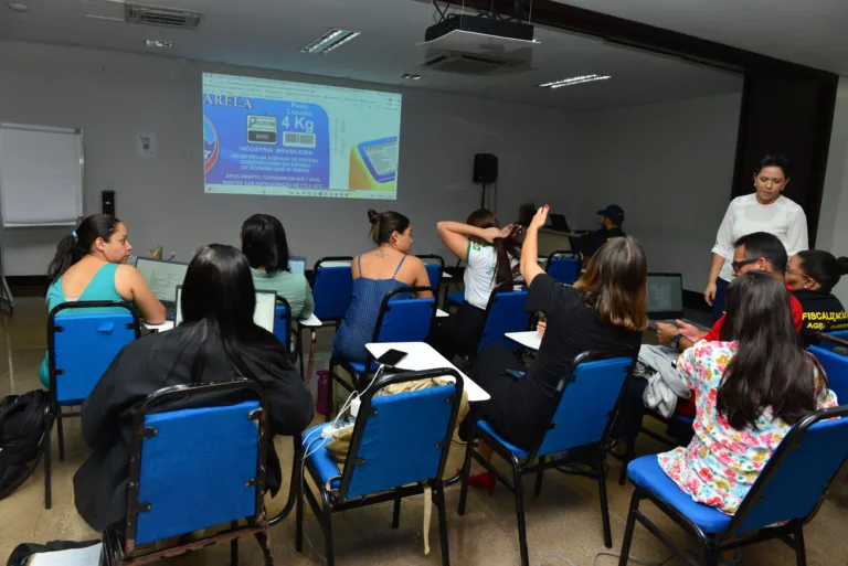 Ação itinerante auxilia população com orientações sobre empreendimento até sexta-feira