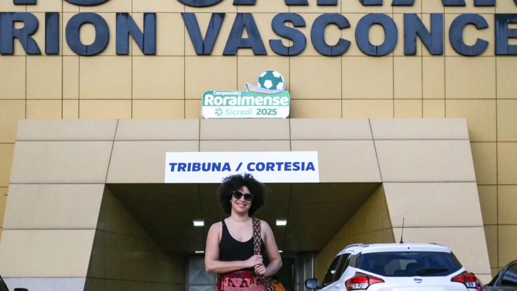 Pesquisadora Lis Barreto na sua primeira ida ao Estádio Canarinho (Foto: Déborah Nascimento/FolhaBV)