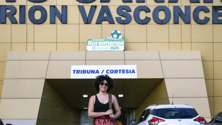Pesquisadora Lis Barreto na sua primeira ida ao Estádio Canarinho (Foto: Déborah Nascimento/FolhaBV)