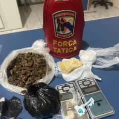 Dupla é presa e menor é apreendido em flagrante portando crack, cocaína e skunk