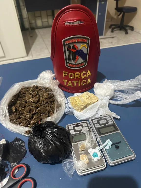 Dupla é presa e menor é apreendido em flagrante portando crack, cocaína e skunk