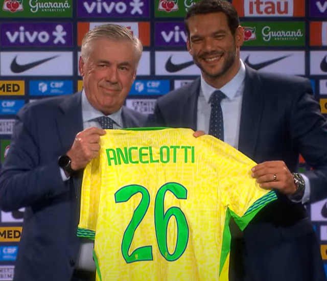 Italiano Carlo Ancelotti ao lado do novo presidente da CBF, Samir Xaud. (Foto: Reprodução/CBF)