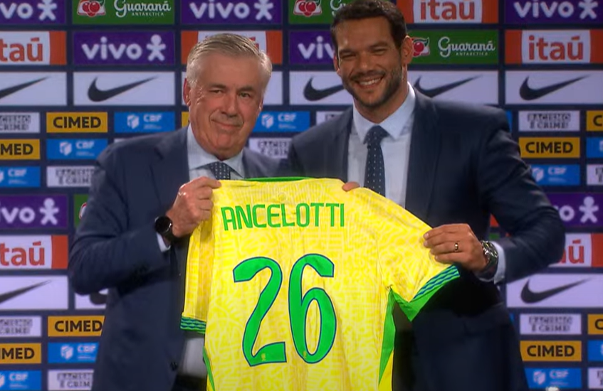 Italiano Carlo Ancelotti ao lado do novo presidente da CBF, Samir Xaud. (Foto: Reprodução/CBF)