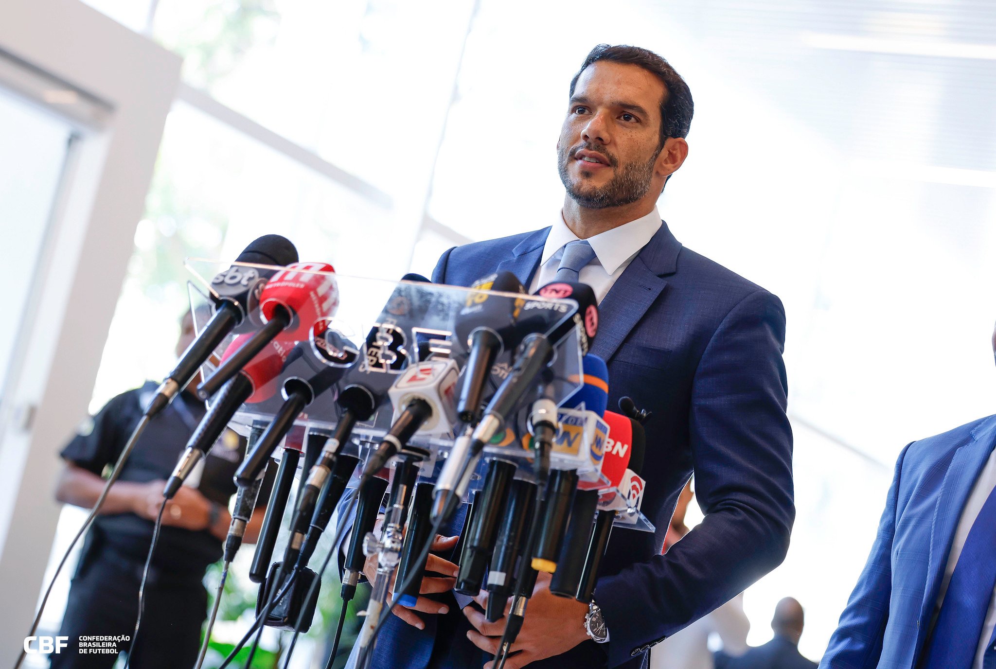 O presidente da CBF, Samir Xaud, concede entrevista coletiva na CBF após a eleição