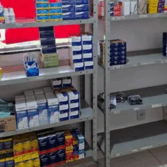 A reportagem recebeu uma imagem que mostra prateleiras com medicamentos em uma unidade de saúde. (Foto: Arquivo pessoal)