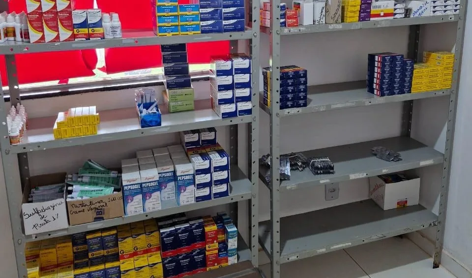 A reportagem recebeu uma imagem que mostra prateleiras com medicamentos em uma unidade de saúde. (Foto: Arquivo pessoal)