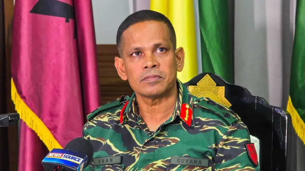O brigadeiro do Exército da Guiana, Omar Khan