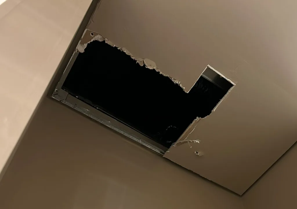 Criminosos abriram um buraco no teto para acessar o interior da loja. (Foto: Aysha Baydoun/FolhaBV) Criminosos abriram um buraco no teto para acessar o interior da loja. (Foto: Aysha Baydoun/FolhaBV)