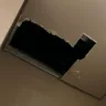 Criminosos abriram um buraco no teto para acessar o interior da loja. (Foto: Aysha Baydoun/FolhaBV)