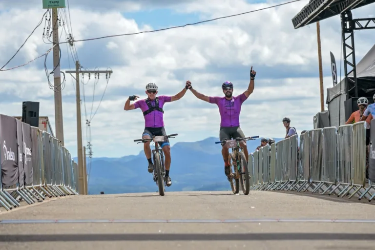 O roraimense Vinicio Silva (à direita) venceu o Brasil Ride, uma das principais competições de Mountain Bike do país. (Foto: Reprodução)