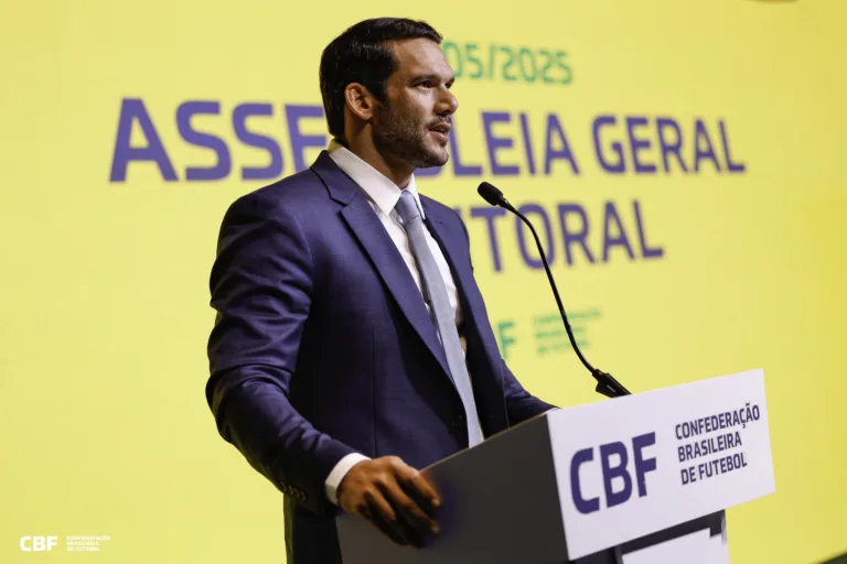 O novo presidente da CBF, Samir Xaud, durante primeiro pronunciamento após a eleição (Foto: Rafael Ribeiro/CBF)