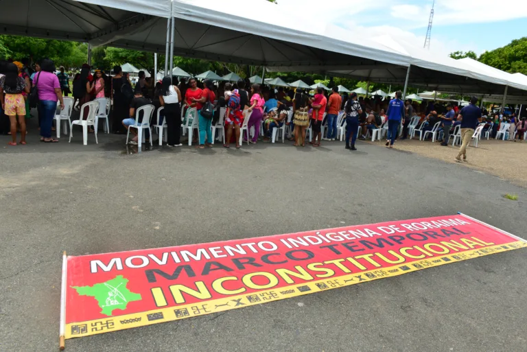 5º Acampamento Terra Livre reúne povos indígenas na Praça do Centro Cívico