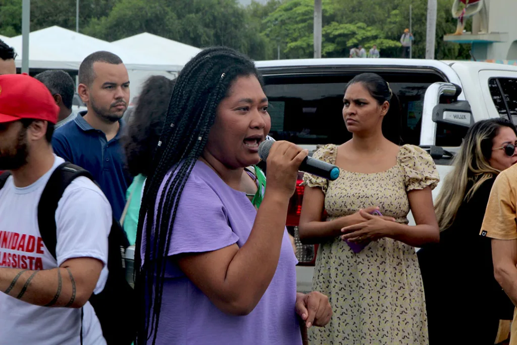 A professora Antonia Pedrosa no ato independente de professores estaduais por reajuste salarial no Centro Cívico (Foto: Wenderson Cabral/FolhaBV)