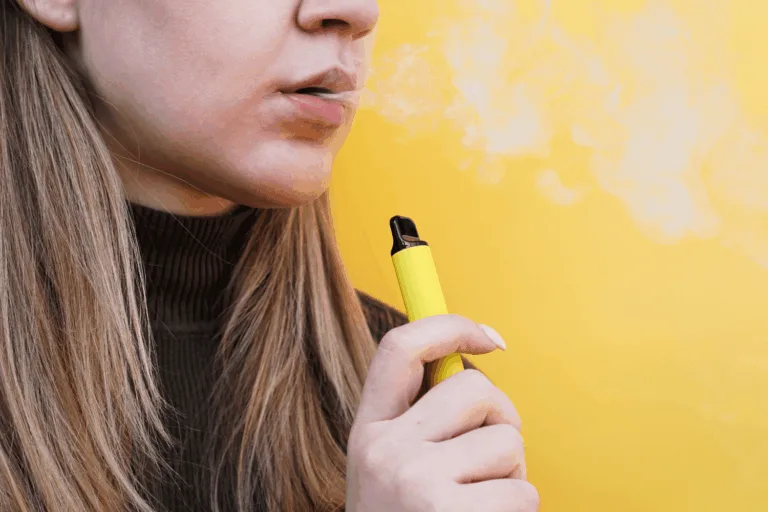Engana-se quem acredita que, por não haver fumaça ou alcatrão, o vape seja uma alternativa mais segura ao cigarro convencional (Foto: Divulgação)