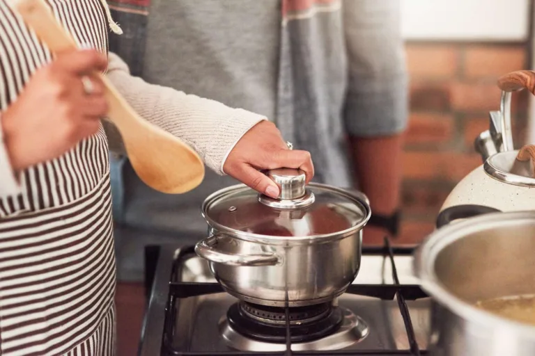 Outro cuidado importante é evitar hábitos que favorecem a contaminação, como provar a comida com a mesma colher que vai de volta à panela (Foto Divulgação)