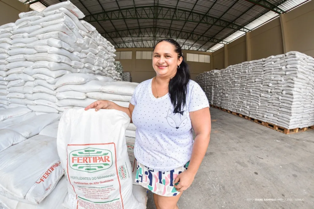 Produtora retirando insumos (Foto: Diane Sampaio