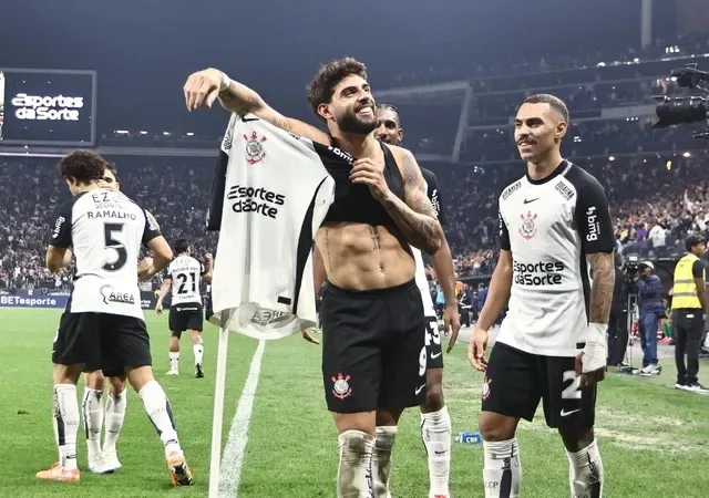 Camisa 9 marca seu segundo hat-trick no Timão