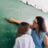 Professora ensinando matemática ao aluno. (Foto: Reprodução)