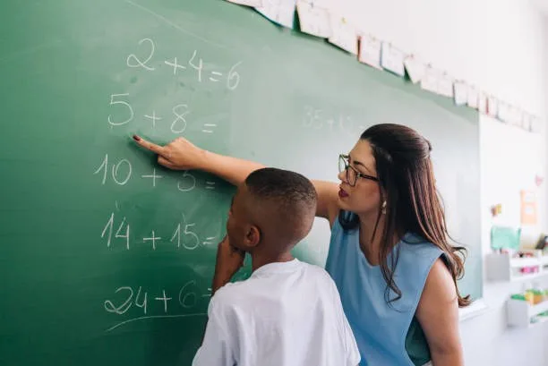 Professora ensinando matemática ao aluno. (Foto: Reprodução)