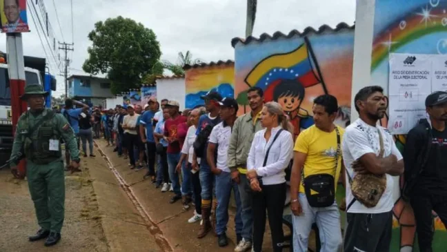 Eleitores participam de votação para governo de Essequibo (Foto: VTV)