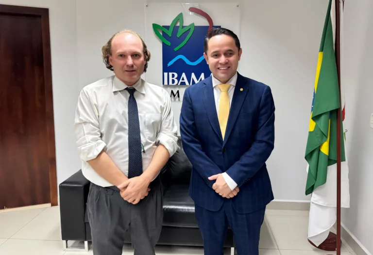 O presidente do Ibama, Rodrigo Agostinho, com o deputado federal Gabriel Mota (Foto: Ascom Gabriel Mota)