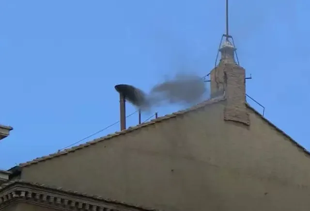 Fumaça preta volta a aparecer na Capela de Sistina. (Foto: Vatican News)