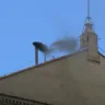 Fumaça preta volta a aparecer na Capela de Sistina. (Foto: Vatican News)