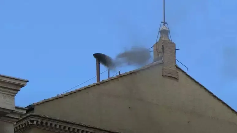 Fumaça preta volta a aparecer na Capela de Sistina. (Foto: Vatican News) Fumaça preta volta a aparecer na Capela de Sistina. (Foto: Vatican News)