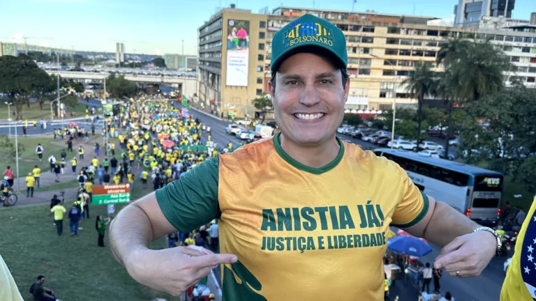 O deputado Nicoletti em ato pró-anistia em Brasília
