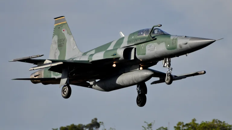 Caça F-5 EM da FAB - Foto-Jonathan Verschuuren (1)