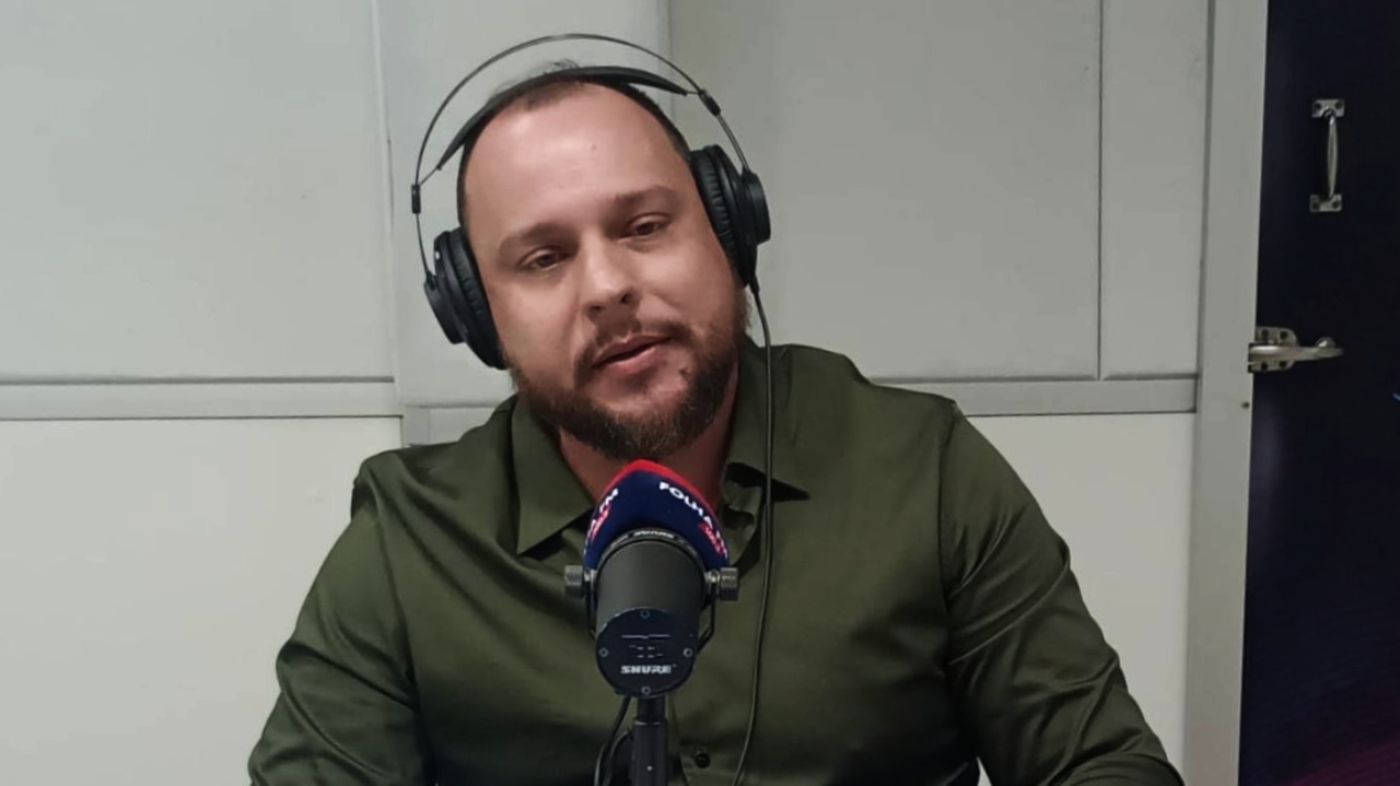 O advogado Eduardo Aguiar durante o programa Agenda da Semana, da Folha FM
