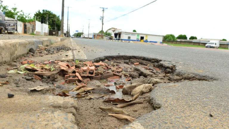 Buraco em avenida preocupa moradores