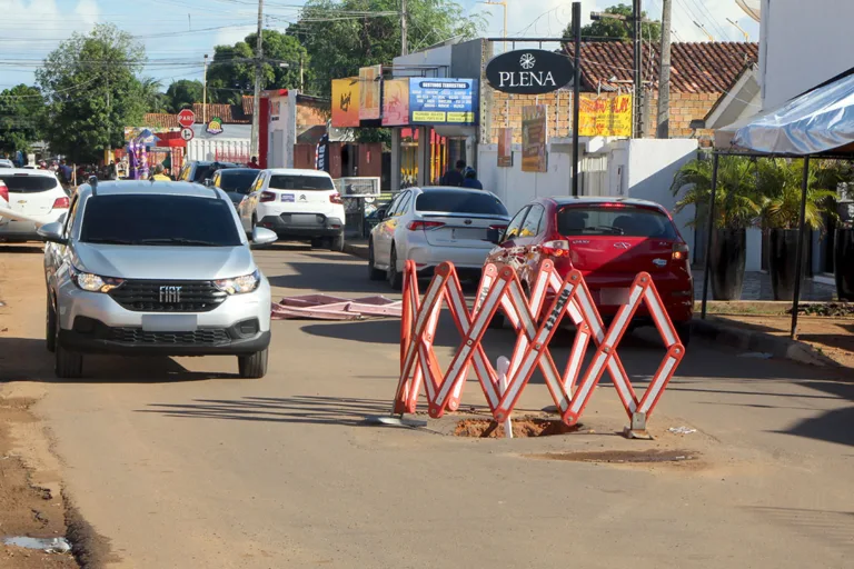 Para sinalizar o problema,  uma equipe da Superintendência Municipal de Trânsito (SMTRAN) esteve no local e colocou barreira pantográfica em casa buraco (Foto: Wenderson Cabral/FolhaBV) 