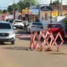 Para sinalizar o problema,  uma equipe da Superintendência Municipal de Trânsito (SMTRAN) esteve no local e colocou barreira pantográfica em casa buraco (Foto: Wenderson Cabral/FolhaBV) 