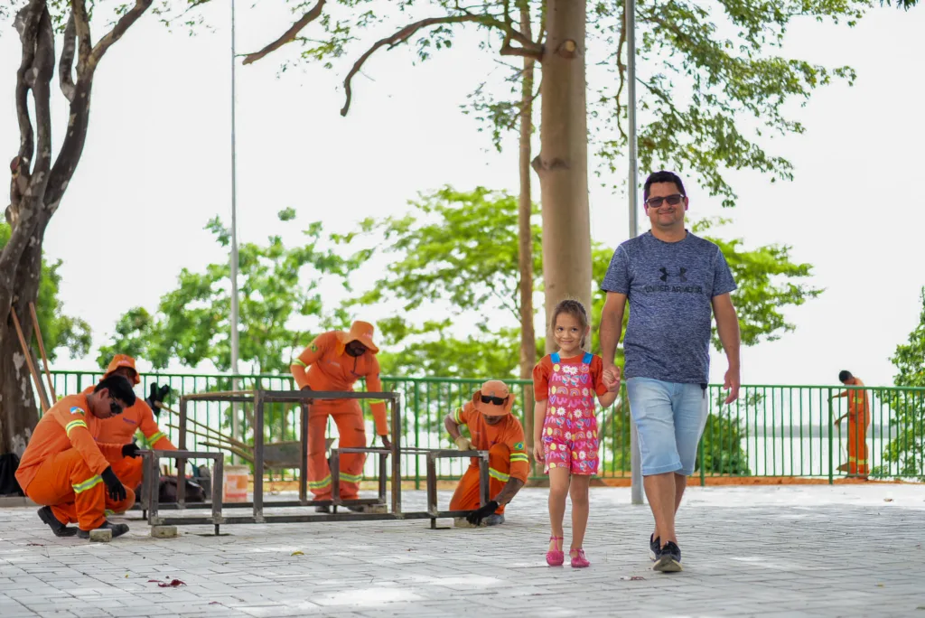 O empresário Carlos Rogério e sua filha Clara Fernandes, notaram as transformações feitas na parte superior da Orla Taumanan. Crédito: PMBV.