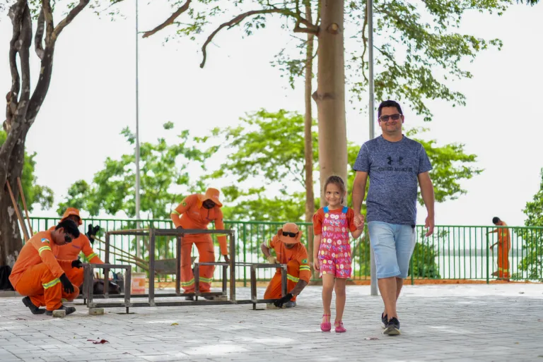O empresário Carlos Rogério e sua filha Clara Fernandes, notaram as transformações feitas na parte superior da Orla Taumanan. Crédito: PMBV.