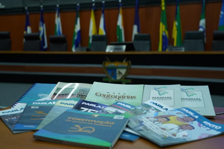 Revistas e livros fazem parte de acervo produzido pela Comunicação para que população conheça seus direitos- Foto: Marley Lima