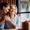 mãe e filha abraçadas dia das mães