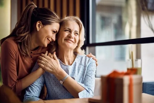 mãe e filha abraçadas dia das mães