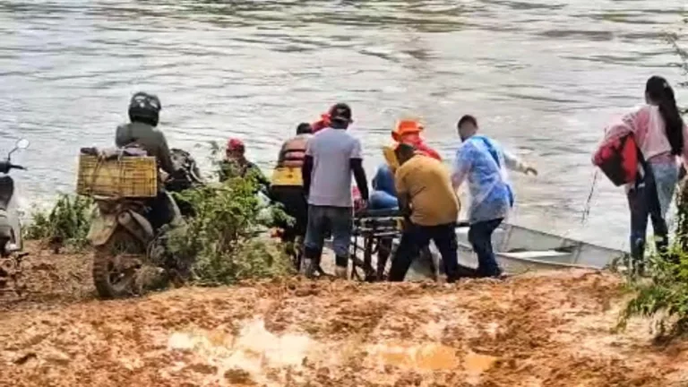 Travessia arriscada de paciente grave no rio Caroebe, em Caroebe, no Sul de Roraima