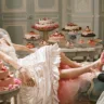 Kirsten Dunst vive Maria Antonieta em drama histórico estilizado que desafia convenções do gênero com liberdade estética e narrativa