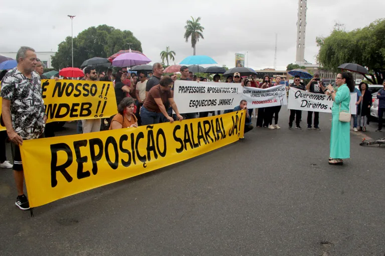 Ato independente de professores estaduais cobra reajuste salarial no Centro Cívico (Foto: Wenderson Cabral/FolhaBV)