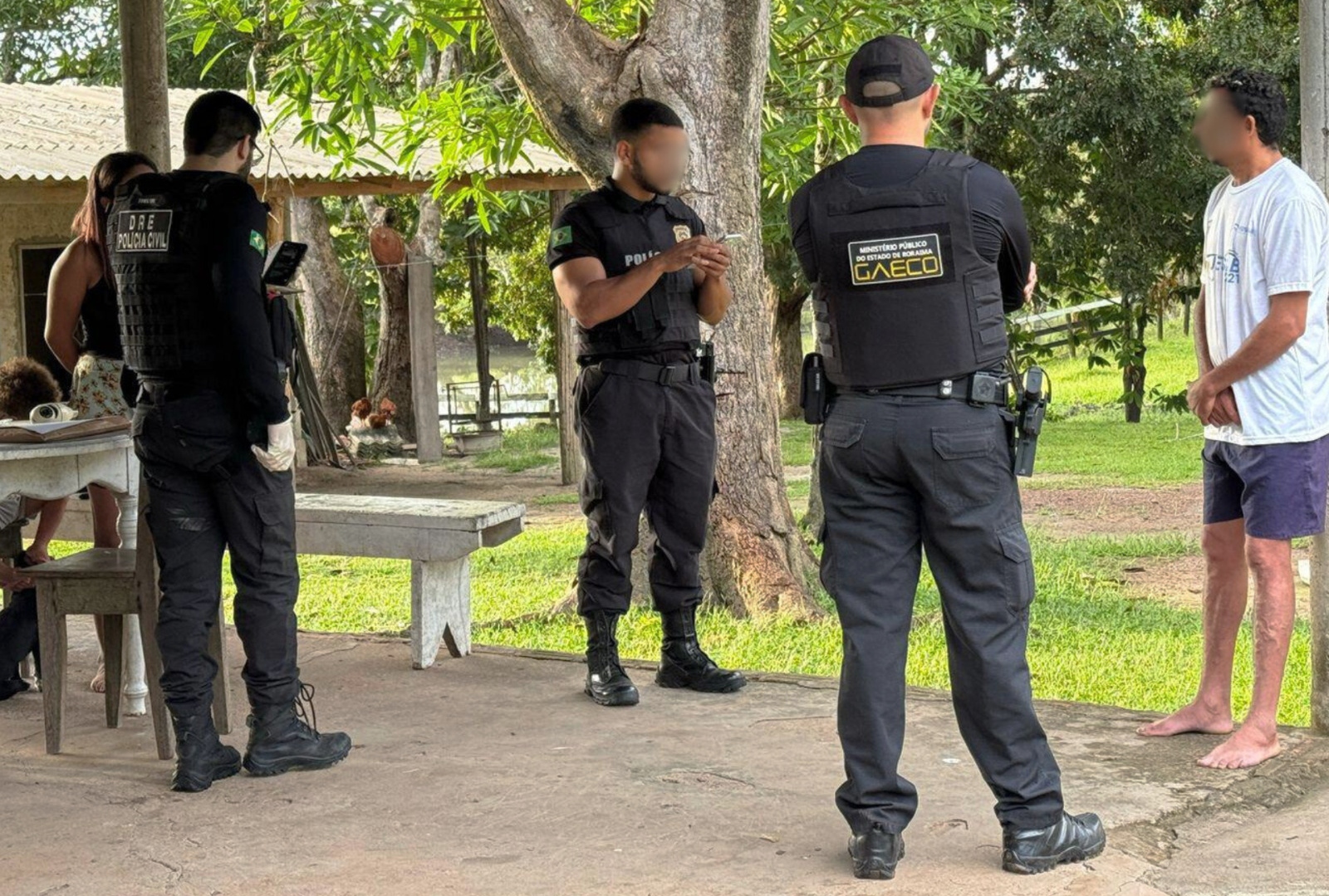 Policiais civis e agentes do Gaeco, do MPRR, durante cumprimento da megaoperação Fim de Dança