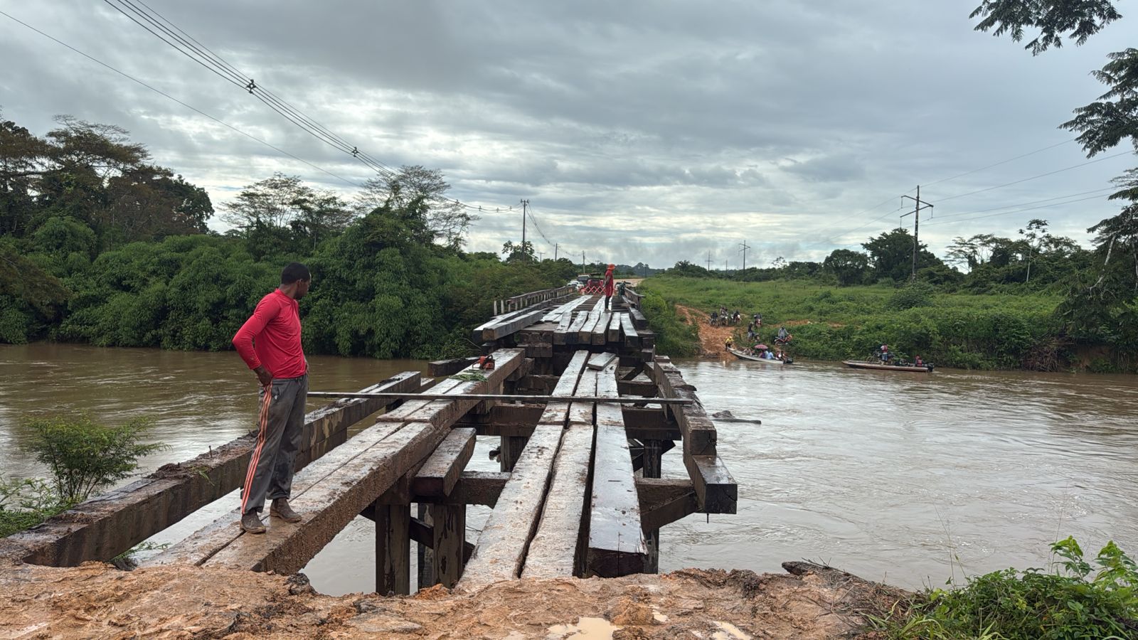 Ponte sobre o rio Caroebe