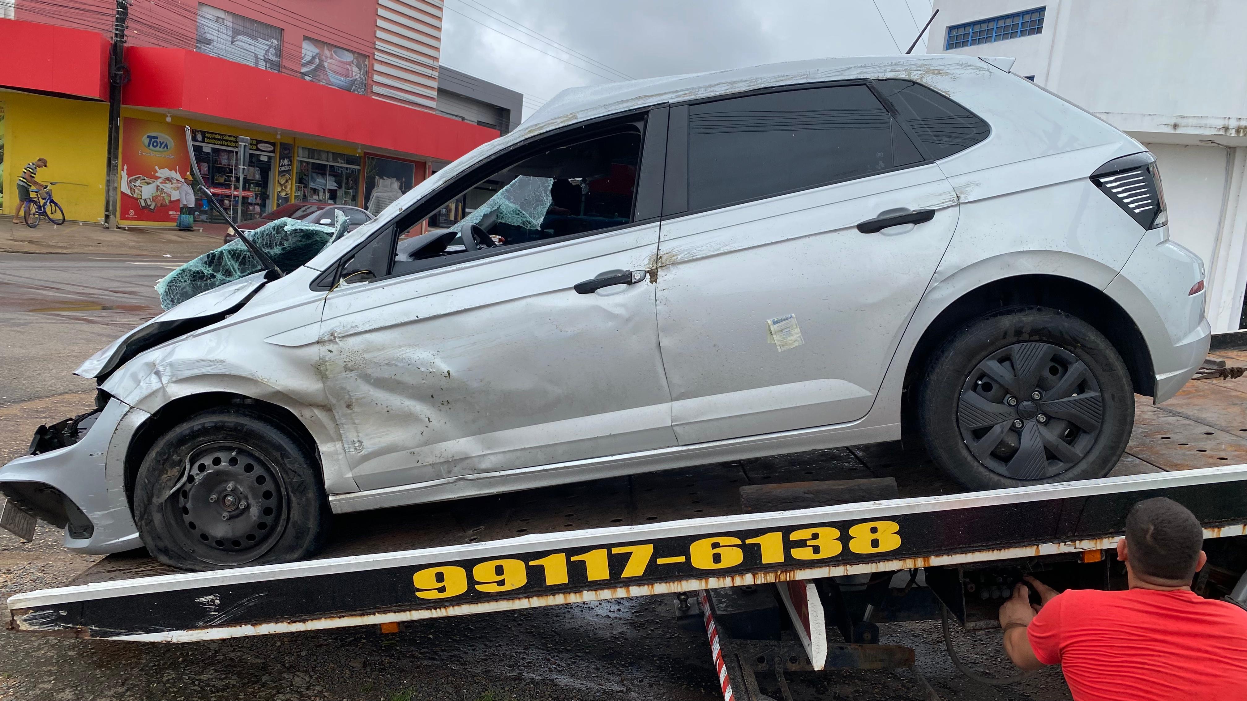 Volkswagen Polo capotou após colisão com Fiat Siena na avenida Ataíde Teive (Foto: Lucas Luckezie/FolhaBV)