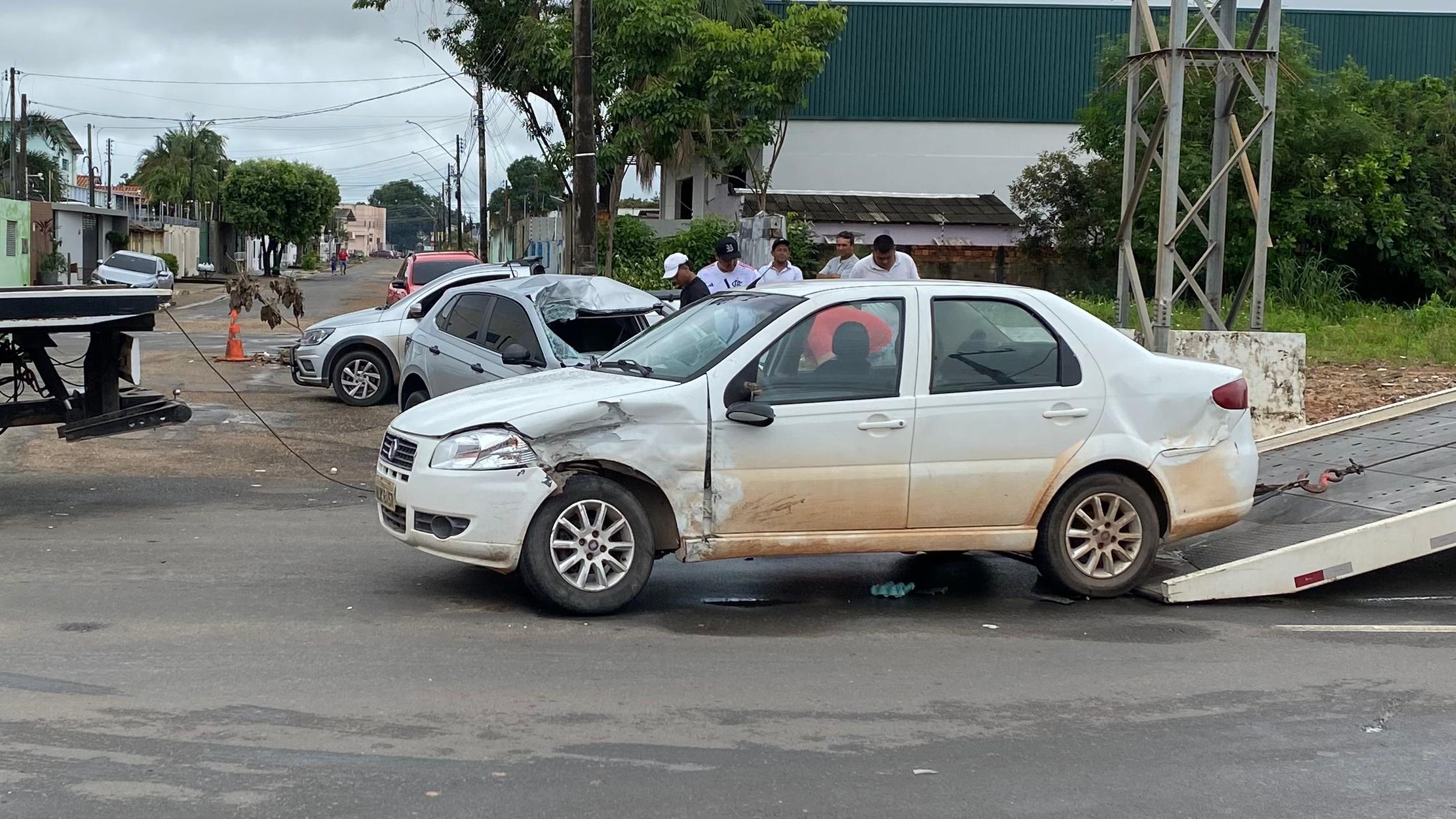 Veículo Fiat Siena envolvido em acidente com Volkswagen Polo na avenida Ataíde Teive (Foto: Lucas Luckezie/FolhaBV)