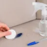 Como remover mancha de caneta do estofado com álcool e um truque simples